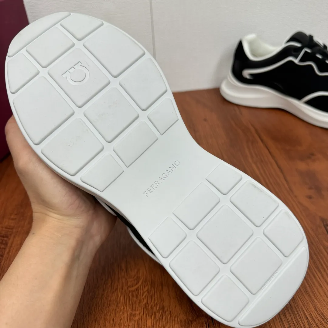 [Ferragamo] Top P: 720💰 Size: 39~44 (38 45 custom-made, non-returnable) Ferragam/Ferragamo Cancini buckle men's low-top casual shoes Spring and summer official website synchronized new thick-soled versatile sports shoes for men This urban-style casual shoe boldly combines a variety of fabrics, cleverly using high-tech mesh fabrics and smooth leather to create a unique high-end look, with side dropouts Cancini buckle, padded collar and tongue, and eye-catching lightweight rubber sole make the design even more sophisticated! The perfect blend of style and comfort. , the shoe body is outlined with exquisite lines, embellished with iconic elements, and equipped with comfortable sole technology to boost your pace. Whether you are walking on the street or exercising, you can show your extraordinary charm. .